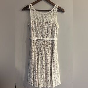 TAYLOR x A PEA IN THE POD Women’s White Lace Sleeveless Belted Maternity Dress